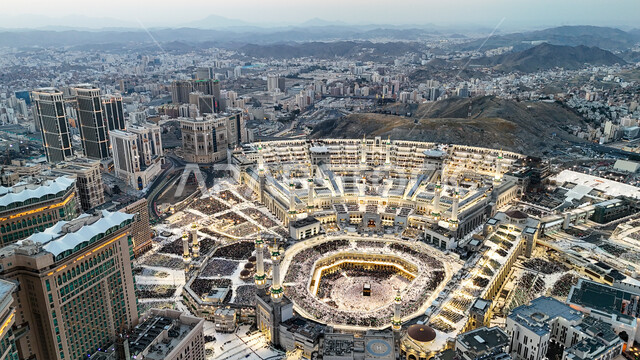 الفن الهندسي المعماري للأبراج وناطحات السحاب المطلة على الحرم المكي الشريف، صورة علوية للمسجد الحرام في مكة المكرمة، معالم دينية إسلامية مقدسة، القمم والمرتفعات الجبلية في المملكة العربيه السعودية
