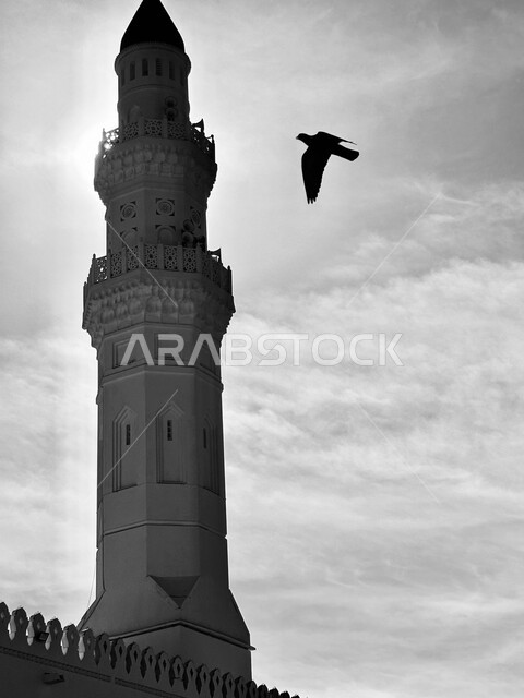 الفن الهندسي المعماري للمساجد على الطراز الإسلامي, دعوة المسلمين لإقامة الصلاة على وقتها، صورة مقربة لمئذنة مسجد قباء في المدينة المنورة في النهار، العبادة والتقرب الى الله، المعالم الدينية المقدسة في المملكة العربية السعودية