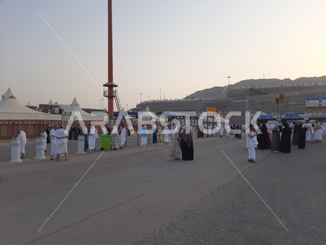 حجاج ومعتمرين بيت الله الحرام في مشعر منى في مكة المكرمة، آداء مناسك الحج والعمرة، تجمع المسلمين من انحاء العالم في المملكة العربية السعودية، مكان اسلامي ديني مقدس