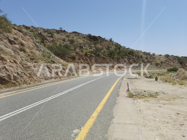 الطرق والشوارع المعبدة السريعة, الاهتمام بتهيئة البنية التحتية، طريق إسفلتي وسط الجبال الصخرية، الطبيعة والبيئة الجبلية في مدينة الباحة، القمم والمرتفعات في المملكة العربية السعودية