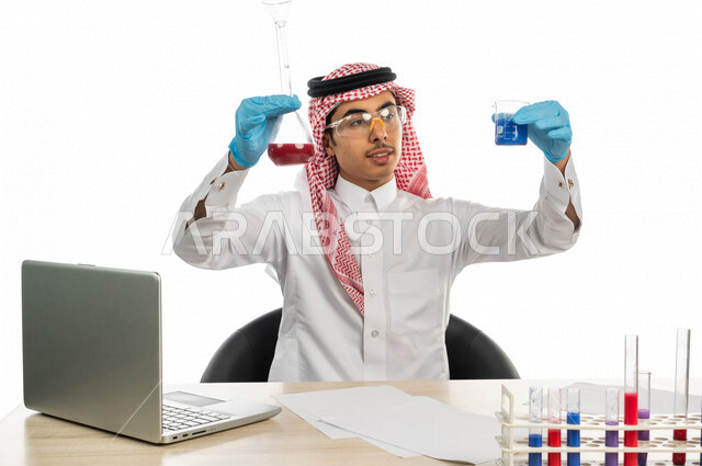 بورتريه لطالب جامعي عربي خليجي سعودي يرتدي الزي الخليجي التقليدي ،يجلس في معمل الكيمياء ، استخدام انابيب الاختبار لاجراء التجارب في المختبر ، التفاعلات الكيميائية ،البحث والتطوير ، مفهوم الكيمياء الحيوية