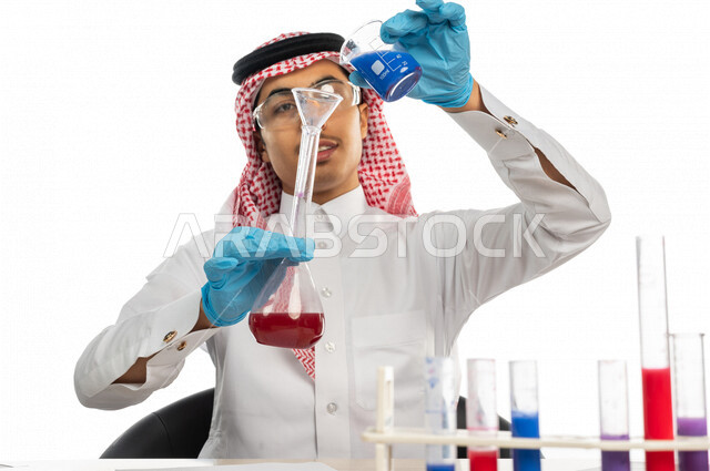 بورتريه لطالب جامعي عربي خليجي سعودي يرتدي الزي الخليجي التقليدي ،يجلس في معمل الكيمياء ، استخدام انابيب الاختبار لاجراء التجارب في المختبر ، التفاعلات الكيميائية ،البحث والتطوير ، مفهوم الكيمياء الحيوية