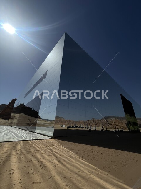  انعكاس الطبيعة الصخرية والتكوين والتشكيل الصخري على الزجاج في النهار، رحلات السفاري الترفيهية الممتعة، معلم سياحي تاريخي ترفيهي، قاعة المرايا للحفلات الموسيقية وسط صحراء العلا في المملكة العربية السعودية