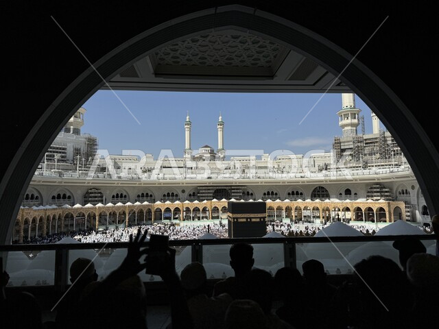 الحجاج والمعتمرين يطوفون حول الكعبة المشرفة في مكة المكرمة، آدء مناسك الحج والعمرة, مقصد المسلمين من أنحاء العالم, مكان ومعلم إسلامي ديني مقدس في المملكة العربية السعودية، مفهوم العبادة والتقرب إلى الله