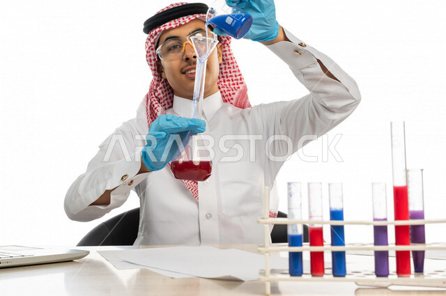 بورتريه لطالب جامعي عربي خليجي سعودي يرتدي الزي الخليجي التقليدي ،يجلس في معمل الكيمياء ، استخدام انابيب الاختبار لاجراء التجارب في المختبر ، التفاعلات الكيميائية ،البحث والتطوير ، مفهوم الكيمياء الحيوية