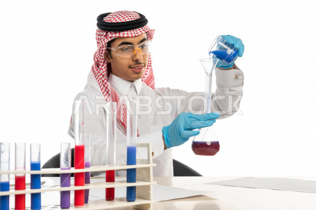 بورتريه لطالب جامعي عربي خليجي سعودي يرتدي الزي الخليجي التقليدي ،يجلس في معمل الكيمياء ، استخدام انابيب الاختبار لاجراء التجارب في المختبر ، التفاعلات الكيميائية ،البحث والتطوير ، مفهوم الكيمياء الحيوية