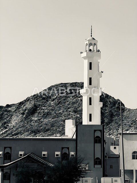 دعوة ونداء المسلمين الى الصلاة في المملكة العربية السعودية، مفهوم العبادة والتقرب الى الله، صورة مقربة بالأبيض والأسود لمئذنة مسجد في مكة المكرمة، الفن الهندسي المعماري على الطراز الاسلامي لمنارات المساجد والجوامع