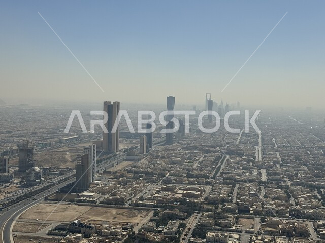 الفن الهندسي المعماري للابراج وناطحات السحاب في مدينة الرياض في المملكة العربية السعودية في النهار, معالم سياحية مشهورة في السعودية, التطور والنمو العمراني المتميز، شبكة الطرق والمواصلات 