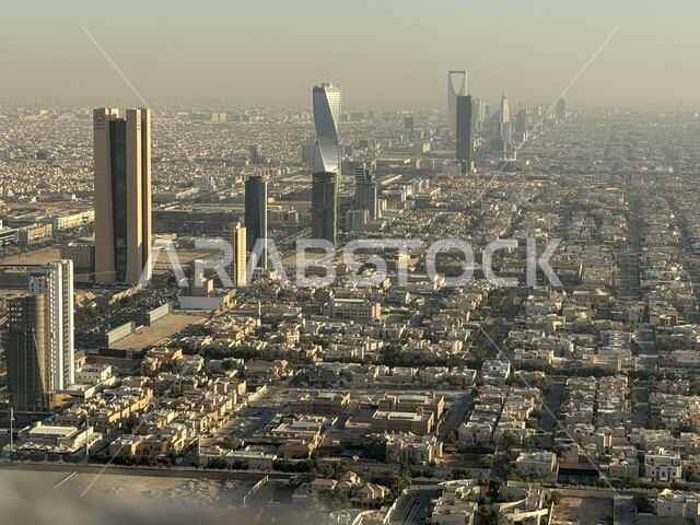 الفن الهندسي المعماري للابراج وناطحات السحاب في مدينة الرياض في المملكة العربية السعودية في النهار, معالم سياحية مشهورة في السعودية, التطور والنمو العمراني المتميز، شبكة الطرق والمواصلات 