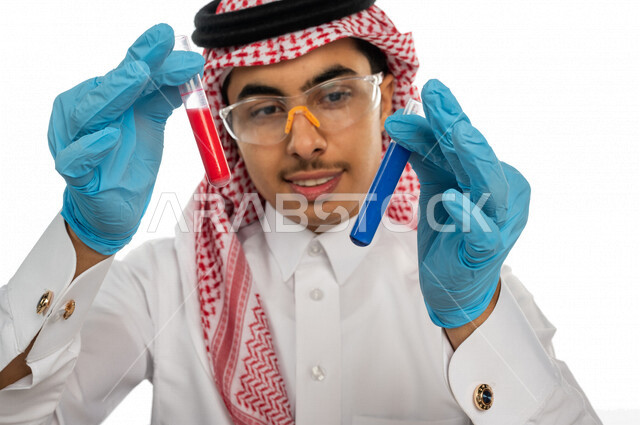 بورتريه لطالب جامعي عربي خليجي سعودي يرتدي الزي الخليجي التقليدي ،يجلس في معمل الكيمياء ، استخدام انابيب الاختبار لاجراء التجارب في المختبر ، التفاعلات الكيميائية ،البحث والتطوير ، مفهوم الكيمياء الحيوية