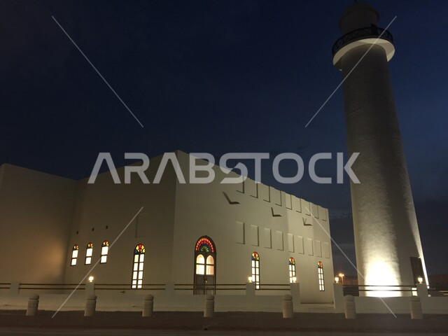  مسجد الجبر في مدينة الدمام في المملكة العربية السعودية، الباحة الخارجية للجامع في الليل, مفهوم العبادة والتقرب إلى الله تعالى، الفن الهندسي المعماري على الطراز العربي الإسلامي