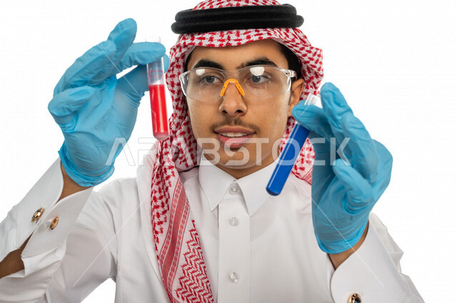 بورتريه لطالب جامعي عربي خليجي سعودي يرتدي الزي الخليجي التقليدي ،يجلس في معمل الكيمياء ، استخدام انابيب الاختبار لاجراء التجارب في المختبر ، التفاعلات الكيميائية ،البحث والتطوير ، مفهوم الكيمياء الحيوية