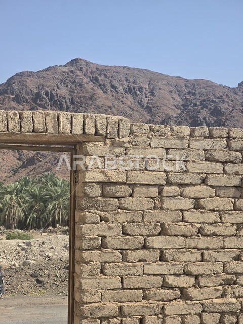 جبل احد في المدينه المنوره في النهار، القمم والمرتفعات الجبلية في المملكة, جذب و استقطاب المسلمين من كافة انحاء العالم، معلم اسلامي تاريخي قديم، السياحه في الاماكن الدينيه المشهورة في السعوديه