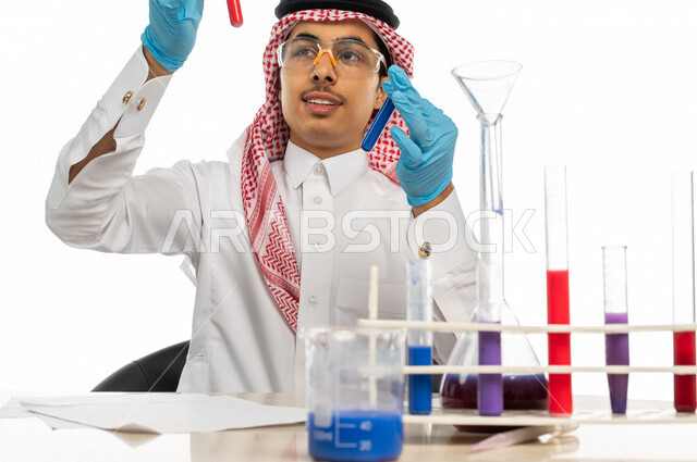 بورتريه لطالب جامعي عربي خليجي سعودي يرتدي الزي الخليجي التقليدي ،يجلس في معمل الكيمياء ، استخدام انابيب الاختبار لاجراء التجارب في المختبر ، التفاعلات الكيميائية ،البحث والتطوير ، مفهوم الكيمياء الحيوية