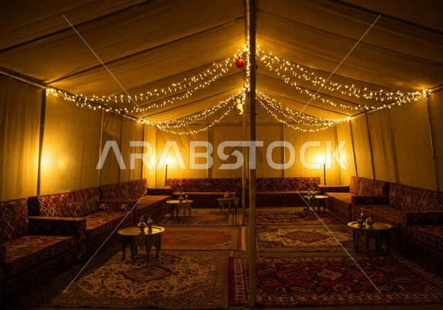 الاضاءة والزينة داخل بيت الشعر، المنسوجات المطرزة المصنوعة بشكل يدوي، المفروشات والوسائد الملونة, الديكور الداخلي للمجالس البدوية التقليدية, الحياة الشعبية في المملكة العربية السعودية, التصميم التراثي السعودي