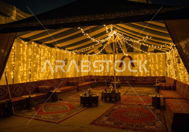 الاضاءة والزينة داخل بيت الشعر، المنسوجات المطرزة المصنوعة بشكل يدوي، المفروشات والوسائد الملونة, الديكور الداخلي للمجالس البدوية التقليدية, الحياة الشعبية في المملكة العربية السعودية, التصميم التراثي السعودي