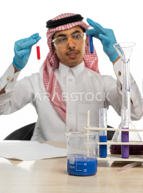 بورتريه لطالب جامعي عربي خليجي سعودي يرتدي الزي الخليجي التقليدي ،يجلس في معمل الكيمياء ، استخدام انابيب الاختبار لاجراء التجارب في المختبر ، التفاعلات الكيميائية ،البحث والتطوير ، مفهوم الكيمياء الحيوية