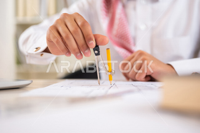 طالب جامعي عربي خليجي سعودي يدرس الهندسة المعمارية, مذاكرة المحاضرات الجامعيه, تلميذ مجتهد يدرس في مكتبة الجامعة, المذاكره للإختبارات, انجاز مخططات المشاريع المعمارية, مشروع معماري هندسي جديد, مخطط معماري قيد الانشاء