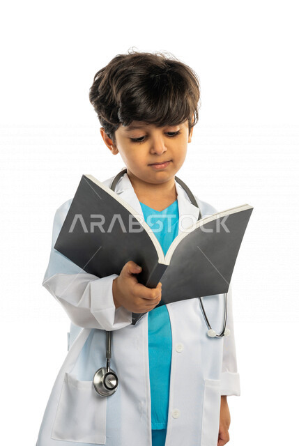 بورتريه بمنظر جانبي لفتى عربي خليجي سعودي طموح ، يرتدي زي الطبيب ، يحمل بيده كتاب للتثقف بإيماءات وجه ويدين مختلفة ، التعليم والدراسة ، الطبيب الصغير ، المهنة المستقبلية ، مفهوم الدراسة وتعلم الطب ، تلميذ مجتهد ، يحلم بأن يصبح طبيب ، خلفية بيضاء