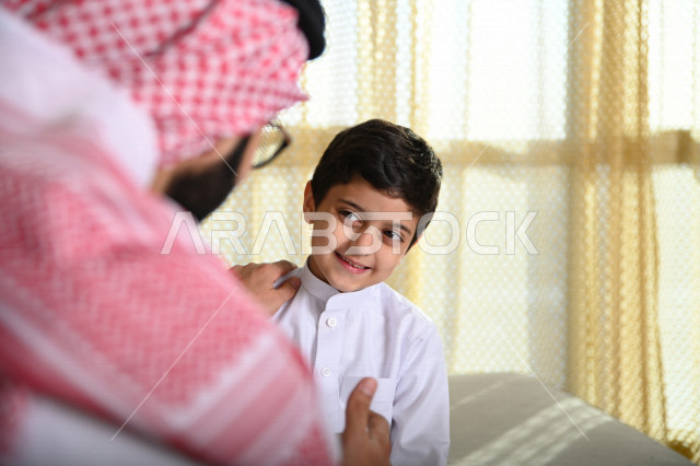 رجل عربي خليجي سعودي يتحدث مع ابنه ،الارشاد و النصح ، رواية قصة مفيدة ، الاهتمام والاعتناء بالابناء ، التواصل بين الاباء والابناء