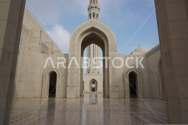  مسجد السلطان قابوس في مسقط في سلطنة عمان، التحف المعمارية الاسلامية في العاصمة، القبب والمآذن والاقواص المزخرفة، الفن الهندسي المعماري على الطراز العربي الاسلامي، مكان ومعلم ديني مقدس