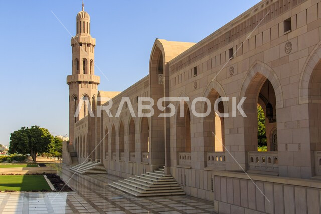  مسجد السلطان قابوس في مسقط في سلطنة عمان، التحف المعمارية الاسلامية في العاصمة، القبب والمآذن والاقواص المزخرفة، الفن الهندسي المعماري على الطراز العربي الاسلامي، مكان ومعلم ديني مقدس