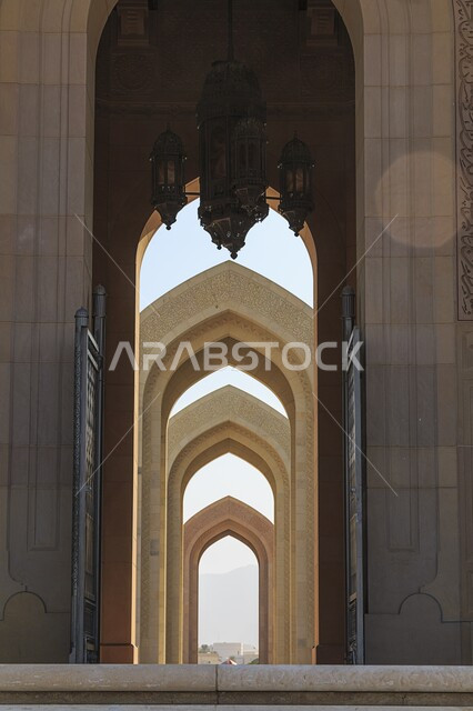  مسجد السلطان قابوس في مسقط في سلطنة عمان، التحف المعمارية الاسلامية في العاصمة، القبب والمآذن والاقواص المزخرفة، الفن الهندسي المعماري على الطراز العربي الاسلامي، مكان ومعلم ديني مقدس