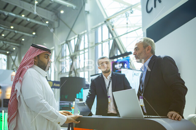 توافد الزوار الى مؤتمر ليب التقني 2025 في مدينة الرياض في المملكة العربية السعودية، التقدم التقني والإبتكارات الحديثه في الخليج العربي, نحو افاق جديده لاستكشاف الانترنت والفضاء، منصه عالميه لتقنيات الذكاء الاصطناعي المستقبلية والروبوتات المتطورة