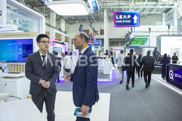 توافد الزوار الى مؤتمر ليب التقني 2025 في مدينة الرياض في المملكة العربية السعودية، التقدم التقني والإبتكارات الحديثه في الخليج العربي, نحو افاق جديده لاستكشاف الانترنت والفضاء، منصه عالميه لتقنيات الذكاء الاصطناعي المستقبلية والروبوتات المتطورة