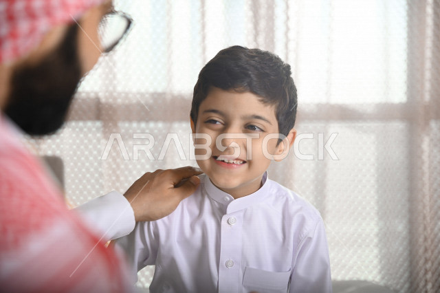 رجل عربي خليجي سعودي يتحدث مع ابنه ،الارشاد و النصح ، رواية قصة مفيدة ، الاهتمام والاعتناء بالابناء ، التواصل بين الاباء والابناء