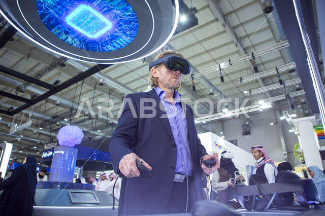 منصه عالميه لتقنيات الذكاء الاصطناعي المستقبلية والروبوتات المتطورة، توافد الزوار الى مؤتمر ليب التقني 2025 في مدينة الرياض في المملكة العربية السعودية، تجربة التقدم التقني والإبتكارات الحديثه في الخليج العربي, نحو افاق جديده لاستكشاف الانترنت والفضاء