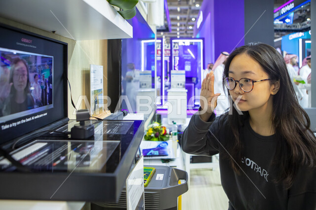 منصه عالميه لتقنيات الذكاء الاصطناعي المستقبلية والروبوتات المتطورة، توافد الزوار الى مؤتمر ليب التقني 2025 في مدينة الرياض في المملكة العربية السعودية، تجربة التقدم التقني والإبتكارات الحديثه في الخليج العربي, نحو افاق جديده لاستكشاف الانترنت والفضاء