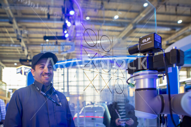 منصه عالميه لتقنيات الذكاء الاصطناعي المستقبلية والروبوتات المتطورة، توافد الزوار الى مؤتمر ليب التقني 2025 في مدينة الرياض في المملكة العربية السعودية، تجربة التقدم التقني والإبتكارات الحديثه في الخليج العربي, نحو افاق جديده لاستكشاف الانترنت والفضاء