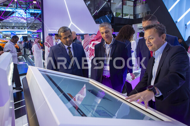 منصه عالميه لتقنيات الذكاء الاصطناعي المستقبلية والروبوتات المتطورة، توافد الزوار الى مؤتمر ليب التقني 2025 في مدينة الرياض في المملكة العربية السعودية، تجربة التقدم التقني والإبتكارات الحديثه في الخليج العربي, نحو افاق جديده لاستكشاف الانترنت والفضاء