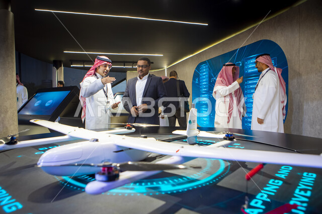 منصه عالميه لتقنيات الذكاء الاصطناعي المستقبلية والروبوتات المتطورة، توافد الزوار الى مؤتمر ليب التقني 2025 في مدينة الرياض في المملكة العربية السعودية، تجربة التقدم التقني والإبتكارات الحديثه في الخليج العربي, نحو افاق جديده لاستكشاف الانترنت والفضاء