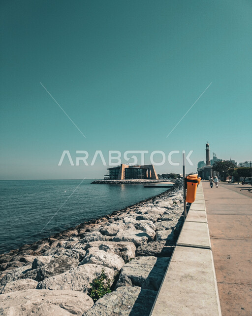 مطعم بابل في ممشى مارينا السالمية على شاطئ مدينة الكويت في النهار، التطور والتقدم العمراني على الطراز العصري على ساحل الخليج العربي, الفن الهندسي المعماري الحديث للمنشآت والمباني في الواجهه البحرية