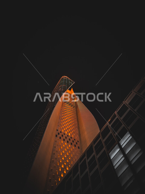الواجهة الحضارية في دولة الكويت، معلم سياحي مشهور، الفن الهندسي المعماري المميز على الطراز الحديث لبرج الحمراء المضاء في الليل، الأبراج وناطحات السحاب في مدينة الكويت، التقدم والتطور العمراني للمنشأت التجارية، مقصد الزوار من شتى أنحاء العالم