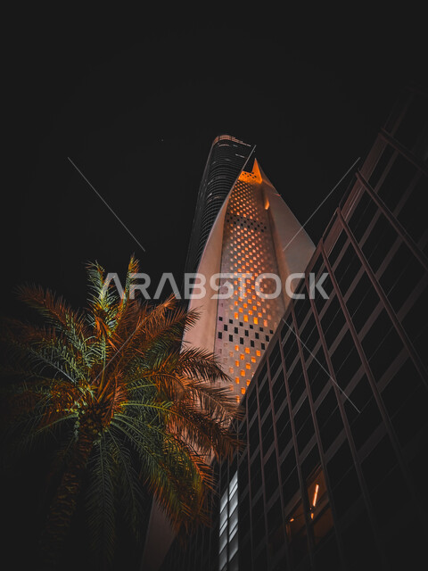 الواجهة الحضارية في دولة الكويت، معلم سياحي مشهور، الفن الهندسي المعماري المميز على الطراز الحديث لبرج الحمراء المضاء في الليل، الأبراج وناطحات السحاب في مدينة الكويت، التقدم والتطور العمراني للمنشأت التجارية، مقصد الزوار من شتى أنحاء العالم