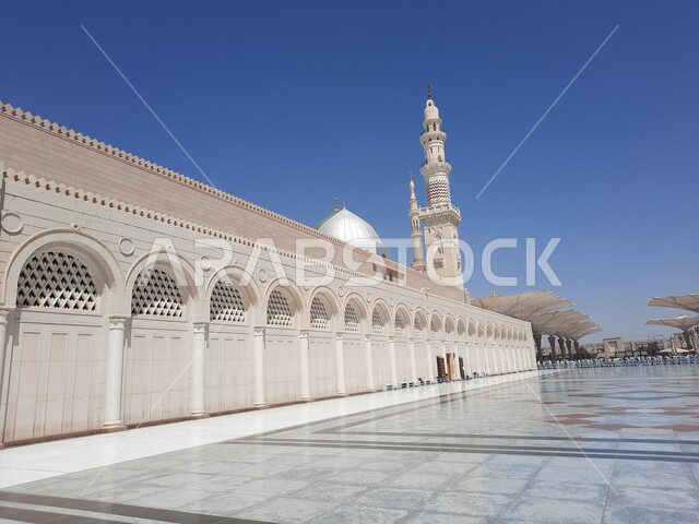  الساحة الخارجية للمسجد النبوي الشريف في المدينة المنورة بالمملكة العربية السعودية، جذب واستطقاب المسلمين من جميع انحاء العالم, أماكن إسلامية مقدسة، معلم ديني مقدس في النهار