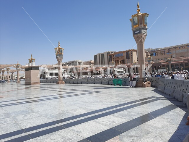  الساحة الخارجية للمسجد النبوي الشريف في المدينة المنورة بالمملكة العربية السعودية، جذب واستطقاب المسلمين من جميع انحاء العالم, أماكن إسلامية مقدسة، معلم ديني مقدس في النهار