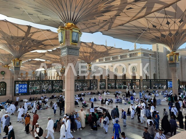  المظلات الإلكترونية في المسجد النبوي الشريف في المدينه المنورة، مفهوم العبادة والتقرب إلى الله، أداء فريضة الصلاة على وقتها، مكان ومعلم ديني مقدس في المملكة العربية السعودية، التصميم والديكور على الطراز الإسلامي