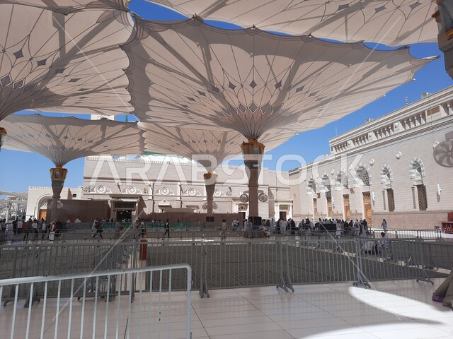  المظلات الإلكترونية في المسجد النبوي الشريف في المدينه المنورة، مفهوم العبادة والتقرب إلى الله، أداء فريضة الصلاة على وقتها، مكان ومعلم ديني مقدس في المملكة العربية السعودية، التصميم والديكور على الطراز الإسلامي