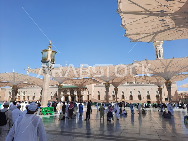  المظلات الإلكترونية في المسجد النبوي الشريف في المدينه المنورة، مفهوم العبادة والتقرب إلى الله، أداء فريضة الصلاة على وقتها، مكان ومعلم ديني مقدس في المملكة العربية السعودية، التصميم والديكور على الطراز الإسلامي