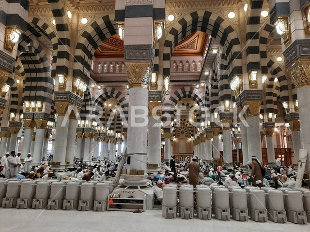 الفن الهندسي المعماري للأعمدة والأقواس في المسجد النبوي الشريف في المدينه المنورة، مفهوم العبادة والتقرب إلى الله، التصميم والديكور الداخلي على الطراز الإسلامي، مكان ومعلم ديني مقدس في المملكة العربية السعودية، أداء فريضة الصلاة على وقتها