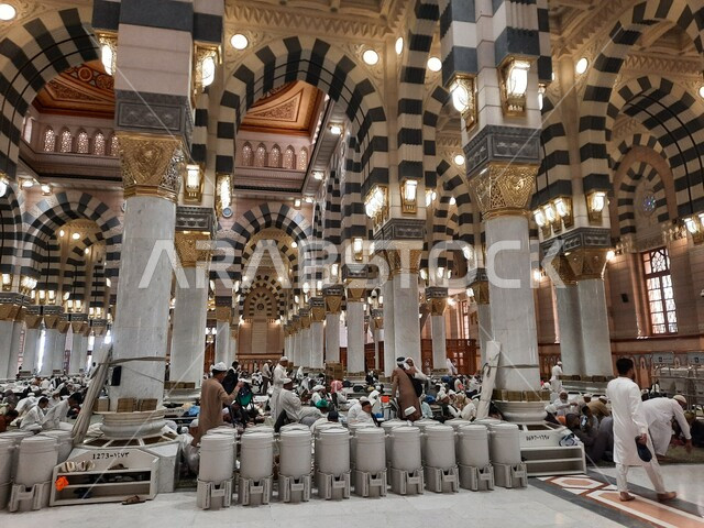 الفن الهندسي المعماري للأعمدة والأقواس في المسجد النبوي الشريف في المدينه المنورة، مفهوم العبادة والتقرب إلى الله، التصميم والديكور الداخلي على الطراز الإسلامي، مكان ومعلم ديني مقدس في المملكة العربية السعودية، أداء فريضة الصلاة على وقتها