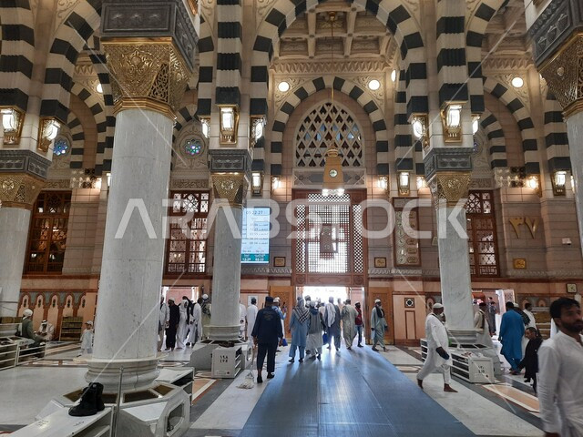 الفن الهندسي المعماري للأعمدة والأقواس في المسجد النبوي الشريف في المدينه المنورة، مفهوم العبادة والتقرب إلى الله، التصميم والديكور الداخلي على الطراز الإسلامي، مكان ومعلم ديني مقدس في المملكة العربية السعودية، أداء فريضة الصلاة على وقتها