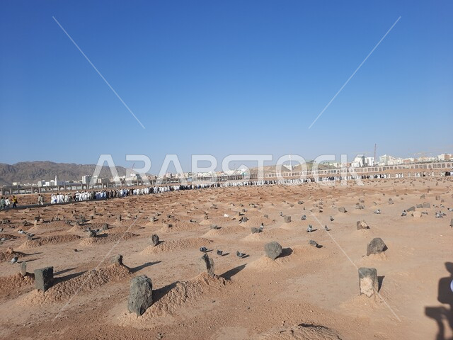 مقبرة البقيع الاسلامية في النهار، قبور الشهداء في المدينة المنورة، زوار مقبرة بقيع الغرقد، اماكن اسلامية مقدسة، معالم دينية اسلامية في  المملكة العربية السعودية