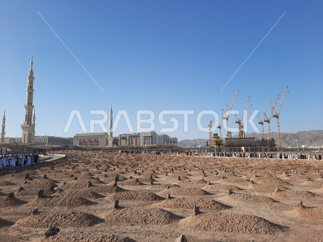 مقبرة البقيع الاسلامية في النهار، قبور الشهداء في المدينة المنورة، زوار مقبرة بقيع الغرقد، اماكن اسلامية مقدسة، معالم دينية اسلامية في  المملكة العربية السعودية