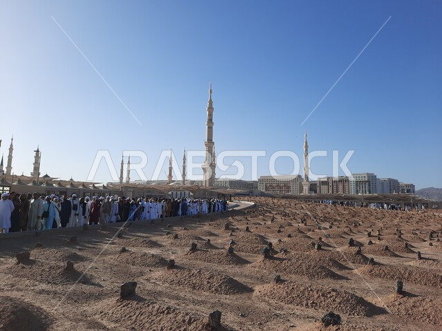 مقبرة البقيع الاسلامية في النهار، قبور الشهداء في المدينة المنورة، زوار مقبرة بقيع الغرقد، اماكن اسلامية مقدسة، معالم دينية اسلامية في  المملكة العربية السعودية
