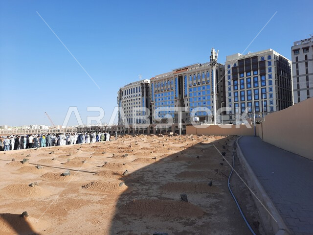 مقبرة البقيع الاسلامية في النهار، قبور الشهداء في المدينة المنورة، زوار مقبرة بقيع الغرقد، اماكن اسلامية مقدسة، معالم دينية اسلامية في  المملكة العربية السعودية